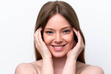 Beyaz arka planda soyutlanmış beyaz bir kadın. Portre