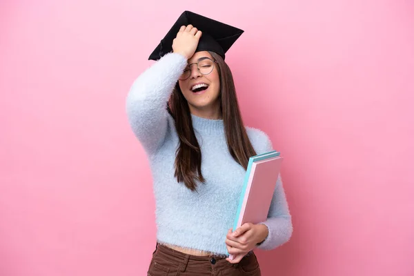 Jovem Estudante Brasileira Vestindo Chapéu Graduado Isolado Fundo Rosa Percebeu — Fotografia de Stock