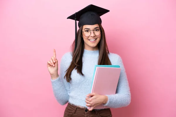 Giovane Studentessa Brasiliana Indossa Cappello Laureato Isolato Sfondo Rosa Mostrando — Foto Stock