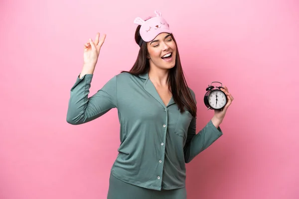 Mujer Brasileña Joven Aislada Sobre Fondo Rosa Pijama Sosteniendo Reloj — Foto de Stock