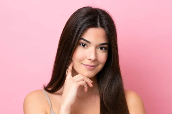 Jeune Femme Brésilienne Isolée Sur Fond Rose Portrait — Photo