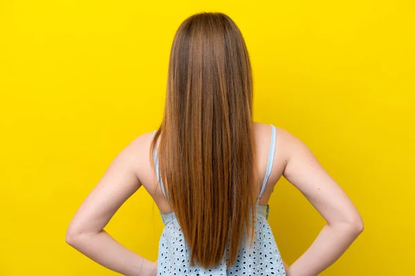 Mujer Joven Caucásica Aislada Sobre Fondo Amarillo Posición Posterior —  Fotos de Stock