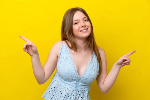 Sarı Arka Planda Izole Edilmiş Genç Beyaz Kadın Parmak Uçlarını — Stok fotoğraf