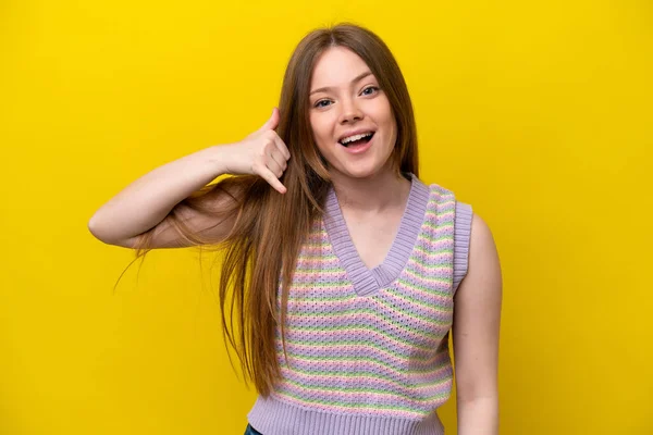 Mujer Joven Caucásica Aislada Sobre Fondo Amarillo Haciendo Gesto Telefónico —  Fotos de Stock