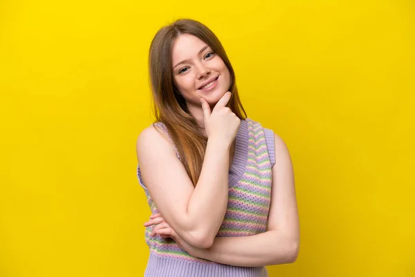 Joven Mujer Caucásica Aislada Sobre Fondo Amarillo Feliz Sonriente —  Fotos de Stock
