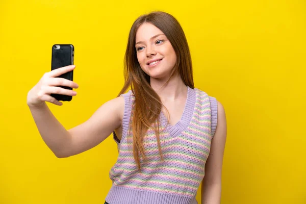 Mujer Joven Caucásica Aislada Sobre Fondo Amarillo Haciendo Una Selfie — Foto de Stock