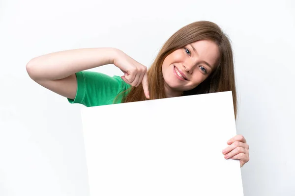 年轻的高加索女人 背景是白色的 手里拿着一张空空的标语牌 脸上带着快乐的表情 指着上面 — 图库照片
