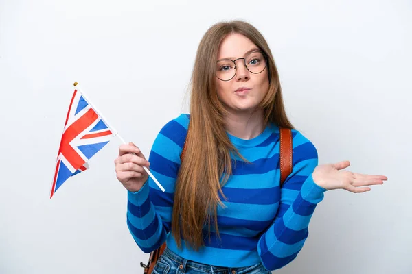 Mladá Běloška Drží Vlajku Spojeného Království Izolované Bílém Pozadí Pochybnostmi — Stock fotografie