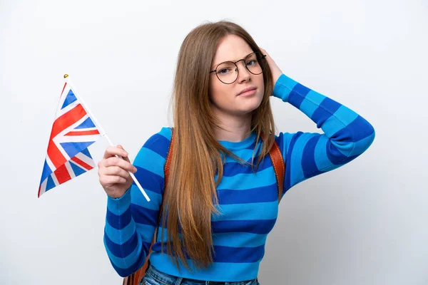 持英国国旗的年轻高加索妇女 背景为白色 但有疑问 — 图库照片