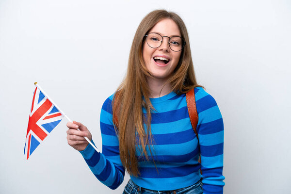 Молодая кавказка с флагом Великобритании на белом фоне с неожиданным выражением лица