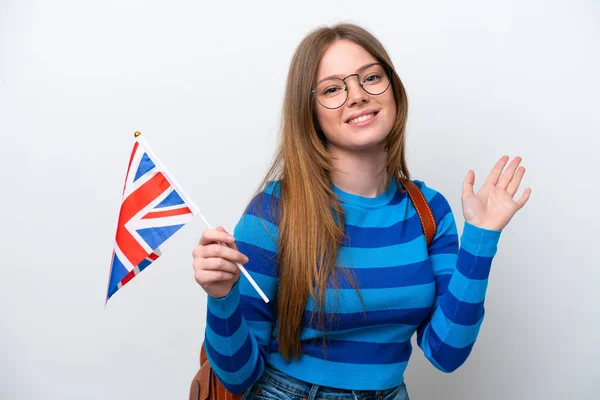 Mladá Běloška Drží Vlajku Spojeného Království Izolované Bílém Pozadí Salutování — Stock fotografie