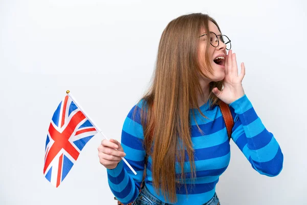 Mladá Běloška Drží Vlajku Spojeného Království Izolované Bílém Pozadí Křičí — Stock fotografie