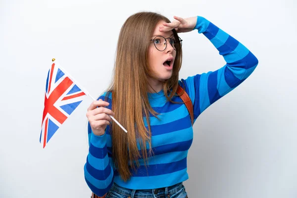 Junge Kaukasische Frau Mit Einer Britischen Flagge Auf Weißem Hintergrund — Stockfoto