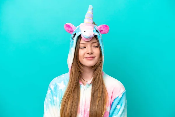 Joven Chica Caucásica Con Pijama Unicornio Sosteniendo Almohada Aislada Sobre — Foto de Stock