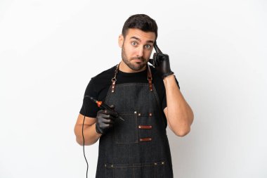 Dövme sanatçısı beyaz arka planda bir fikir düşünüyor.