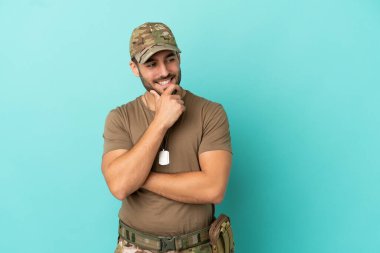 Mavi arka planda izole edilmiş künyeli ordu yan tarafa bakıyor.