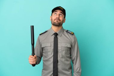 Genç güvenlik elemanı mavi arka planda izole edilmiş ve