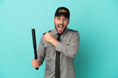 Mavi arka planda izole edilmiş genç güvenlik görevlisi zaferi kutluyor.