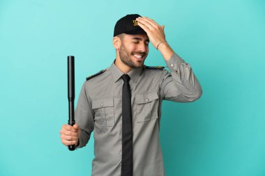 Mavi arka planda izole genç güvenlik bir şey fark etti ve çözüme niyetlendi.