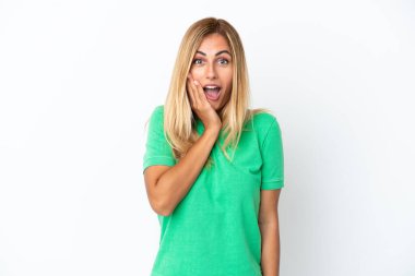 Sarışın Uruguaylı kız beyaz arka planda şaşırmış ve şok olmuş bir yüz ifadesiyle izole edilmiş.