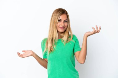 Sarışın Uruguaylı kız beyaz arka planda mutlu ve gülümsüyor.