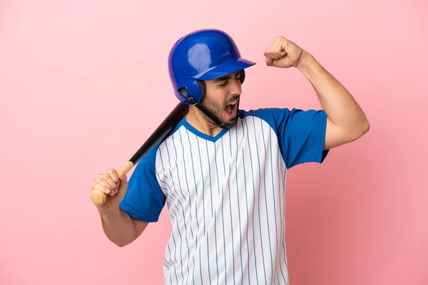 Baseball Pelaaja Kypärä Bat Eristetty Vaaleanpunainen Tausta Juhlii Voittoa — kuvapankkivalokuva