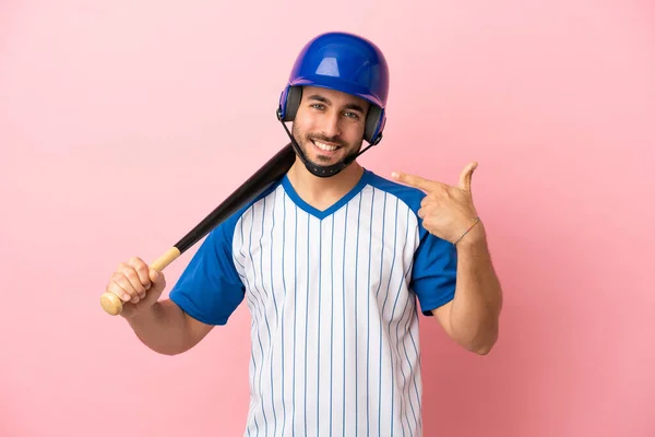 Jogador Beisebol Com Capacete Morcego Isolado Fundo Rosa Dando Gesto — Fotografia de Stock