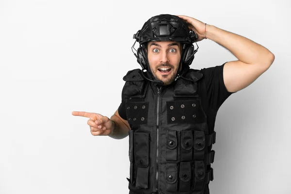 Young Caucasian Swat Isolated White Background Surprised Pointing Finger Side — Foto de Stock