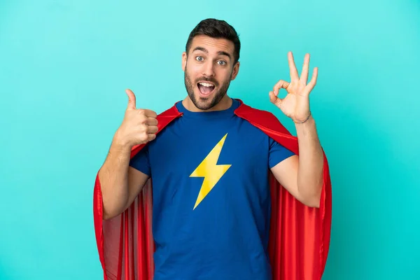 Super Hero Biały Człowiek Odizolowany Niebieskim Tle Pokazuje Znak Kciuk — Zdjęcie stockowe