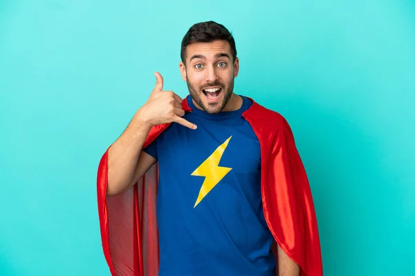 Super Herói Caucasiano Homem Isolado Fundo Azul Fazendo Gesto Telefone — Fotografia de Stock