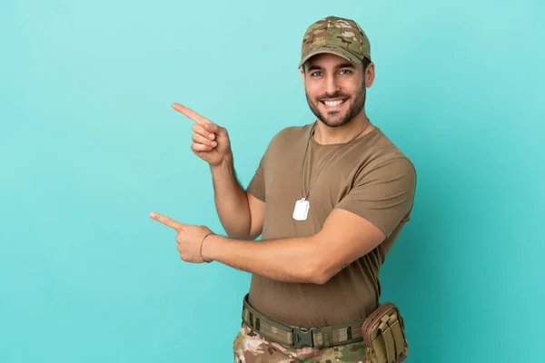 Militaire Avec Étiquette Chien Sur Isolé Sur Fond Bleu Pointant — Photo