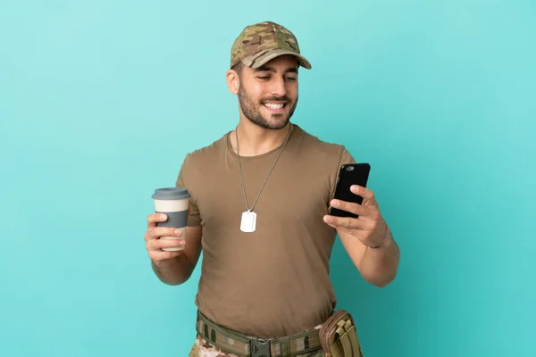 Militaire Avec Étiquette Chien Sur Fond Bleu Isolé Tenant Café — Photo