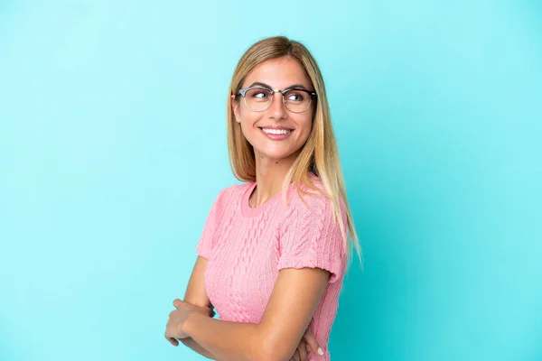 Blonde Uruguayische Mädchen Isoliert Auf Blauem Hintergrund Mit Verschränkten Armen — Stockfoto