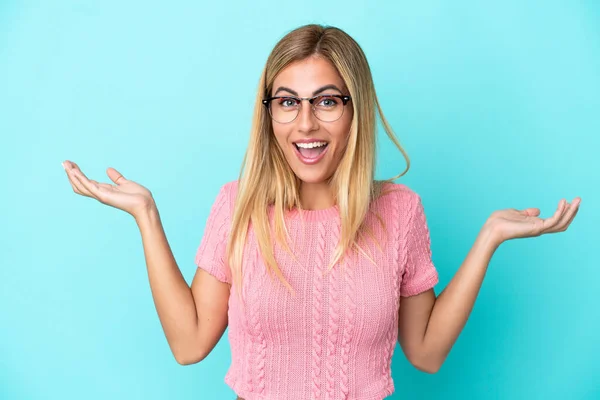 Blonde Uruguayische Mädchen Isoliert Auf Blauem Hintergrund Mit Schockiertem Gesichtsausdruck — Stockfoto