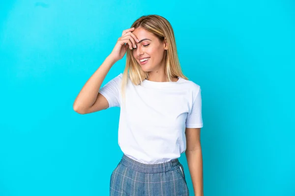 Blond Uruguayansk Flicka Isolerad Blå Bakgrund Skrattar — Stockfoto