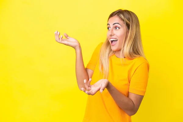 Blondynka Urugwajska Dziewczyna Odizolowana Żółtym Tle Zaskakującym Wyrazem Twarzy Patrząc — Zdjęcie stockowe