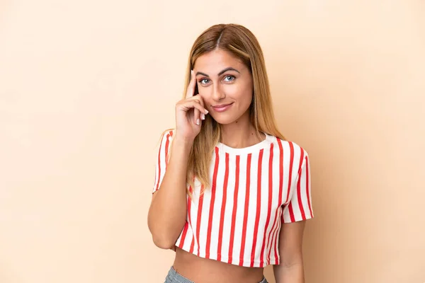 Blond Uruguayaans Meisje Geïsoleerd Beige Achtergrond Denken Een Idee — Stockfoto