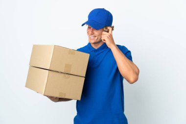Teslimatçı beyaz arka planda gülüyor.