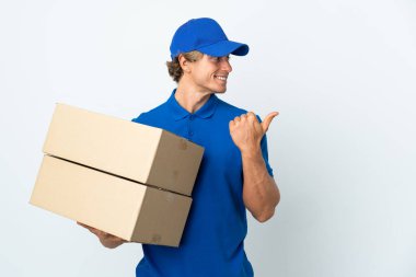 Yalıtılmış beyaz arka planda teslimatçı bir ürünü sunmak için kenarı işaret ediyor.