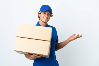 Izole beyaz arka plan üzerinde Teslimat adam gelmek için davet için yan ellerini uzanan