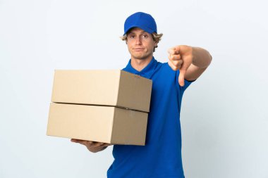 İzole edilmiş beyaz arka planda teslimatçı başparmağın olumsuz ifadesini gösteriyor.