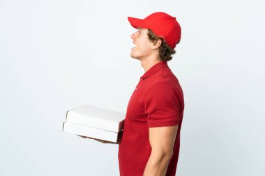 Pizza teslimatçısı beyaz arka planda yan yana gülüyor.