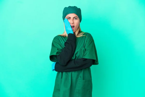 Ung Kirurg Uruguayansk Kvinna Grön Uniform Isolerad Blå Bakgrund Förvånad — Stockfoto