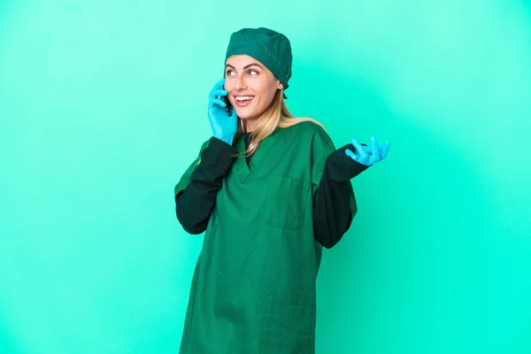 Mladý Chirurg Uruguayan Žena Zelené Uniformě Izolované Modrém Pozadí Vedení — Stock fotografie