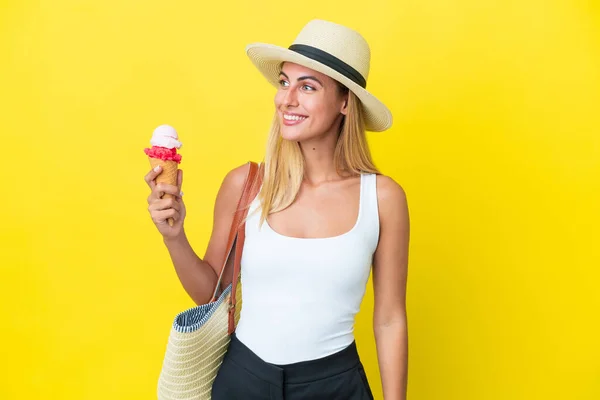 Blonde Uruguayische Mädchen Sommer Halten Eis Isoliert Auf Gelbem Hintergrund — Stockfoto