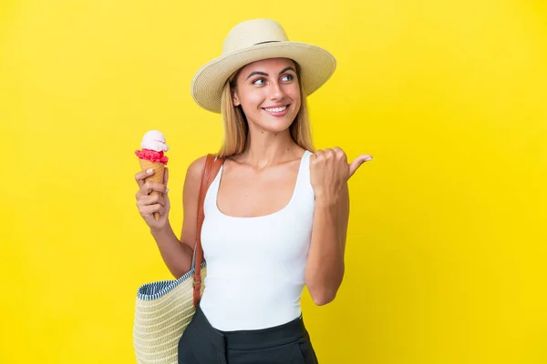 Blonde Uruguayische Mädchen Sommer Halten Eis Isoliert Auf Gelbem Hintergrund — Stockfoto