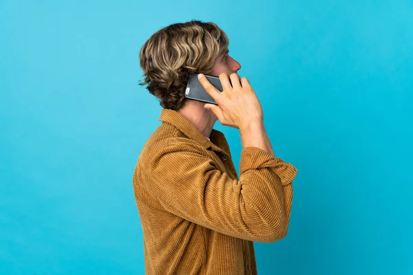 Angielski Człowiek Nad Odizolowanym Niebieskim Tle Prowadzenie Rozmowy Telefonu Komórkowego — Zdjęcie stockowe