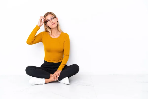 Blonde Uruguayan Girl Sitting Floor Having Doubts Confuse Face Expression — Stock Photo, Image