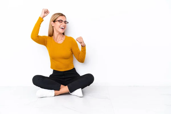 Blond Uruguayaans Meisje Zit Vloer Een Overwinning Vieren — Stockfoto