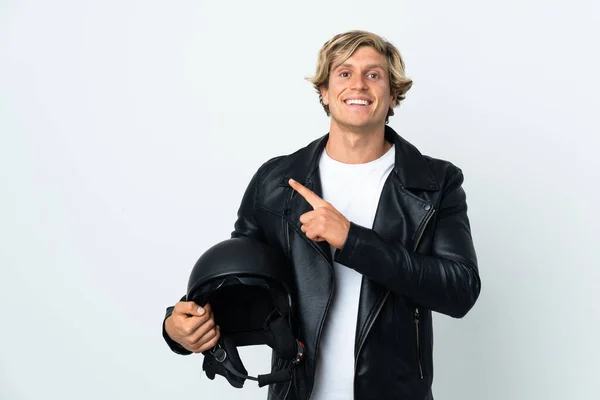 製品を提示するために側面を指すオートバイのヘルメットを保持している英語の男 — ストック写真